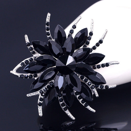 Fashion Vintage Collar Flower Crystal Brooch