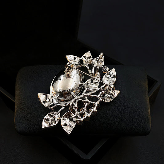 Men's And Women's French Vintage Atmospheric Brooches